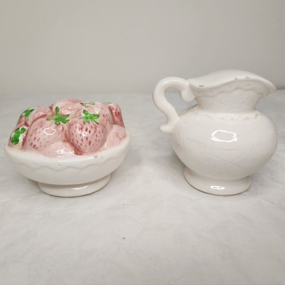 Strawberry Ceramic Salt and Pepper Shakers - Picture 3 of 10